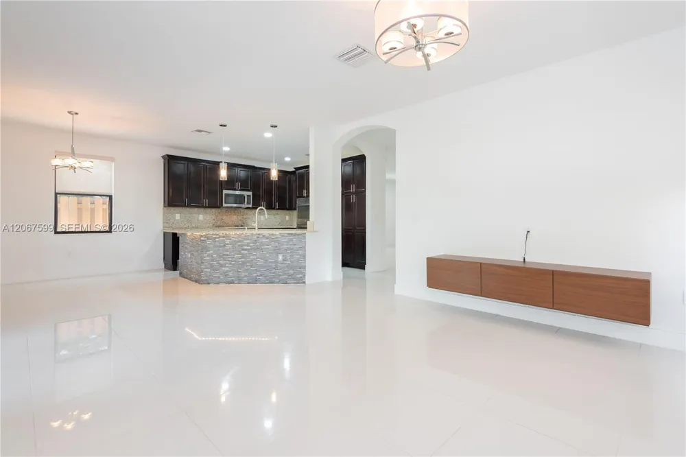 10235 NW 87th Ter Doral, FL 33178
