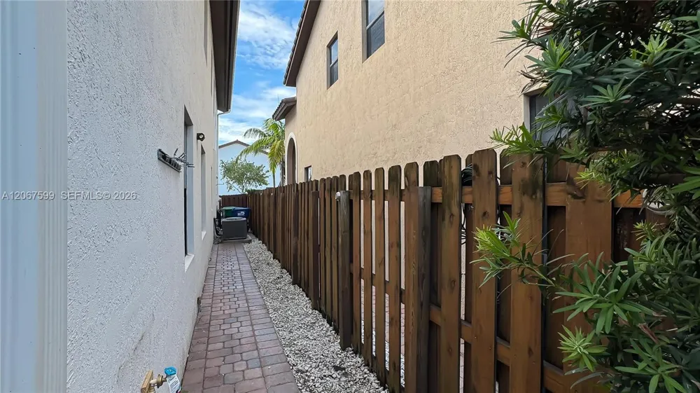 10235 NW 87th Ter Doral, FL 33178