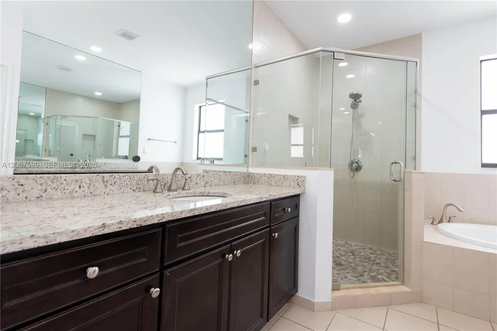10235 NW 87th Ter Doral, FL 33178