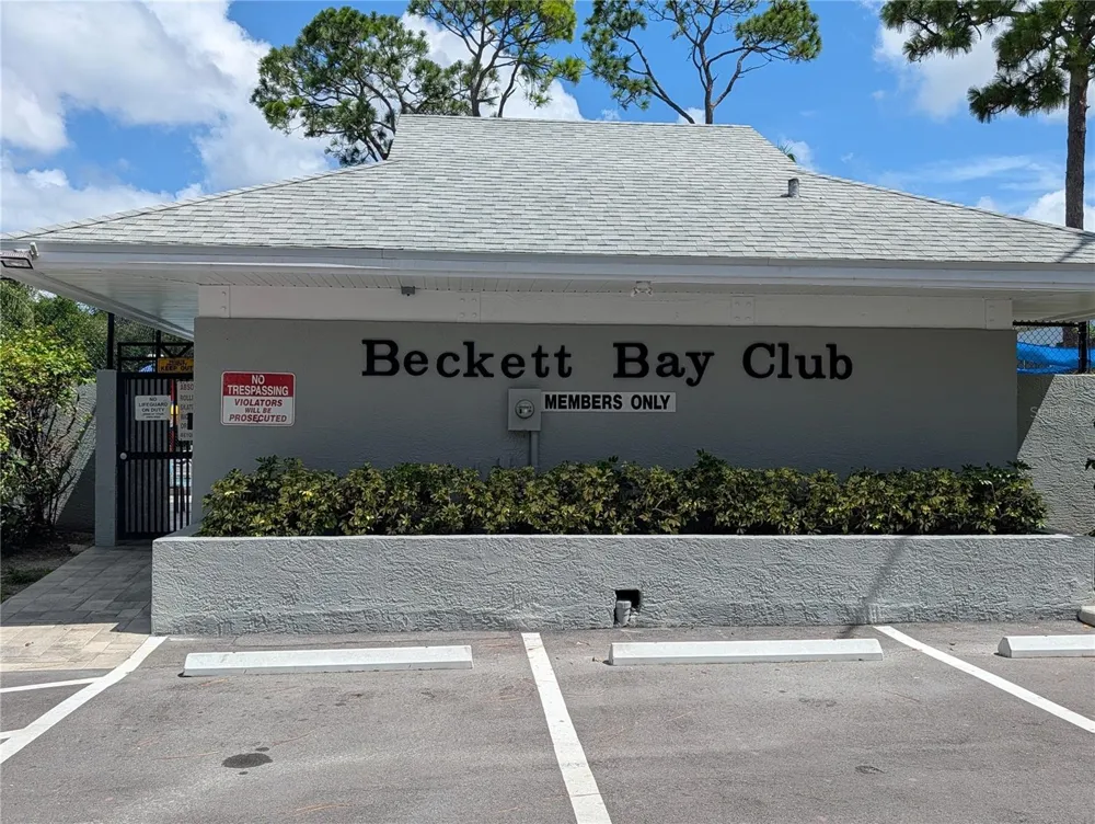 1427 BAY VIEW STREET Tarpon Springs, FL 34689