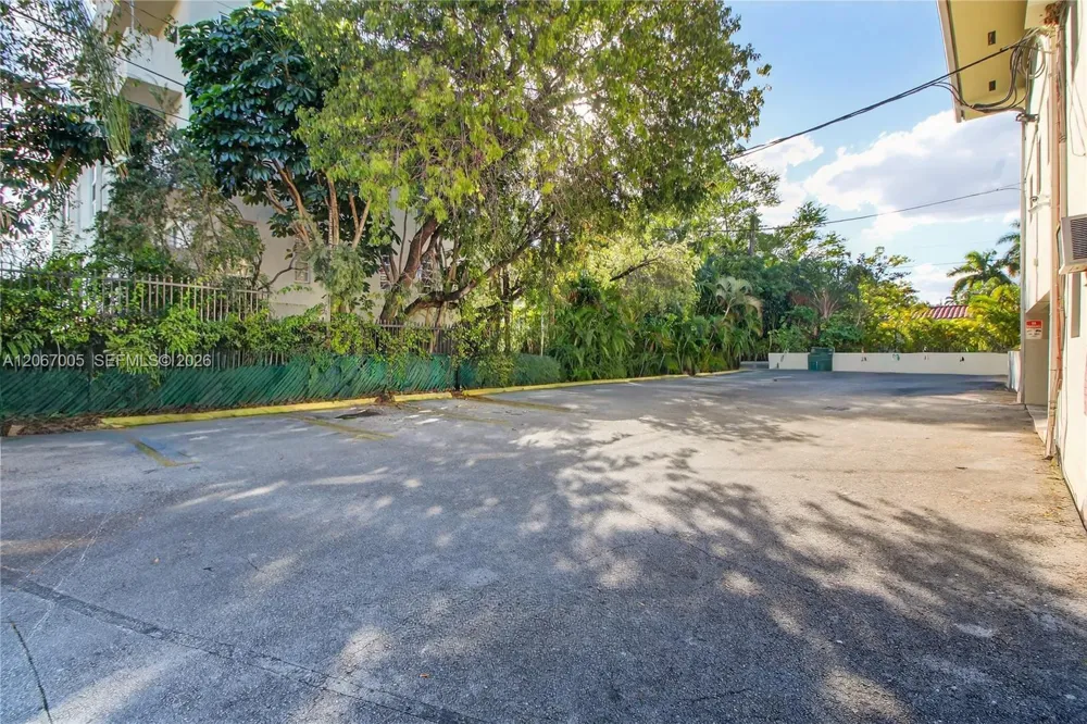 1600 S Le Jeune Rd #14 Coral Gables, FL 33134