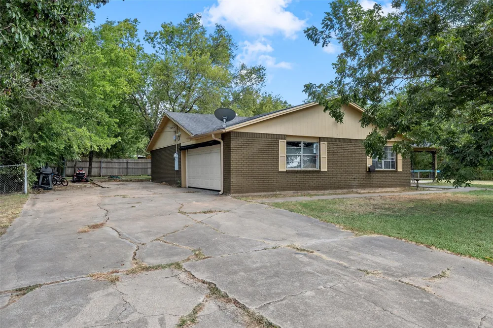218 Calhoun Street Groesbeck, TX 76642