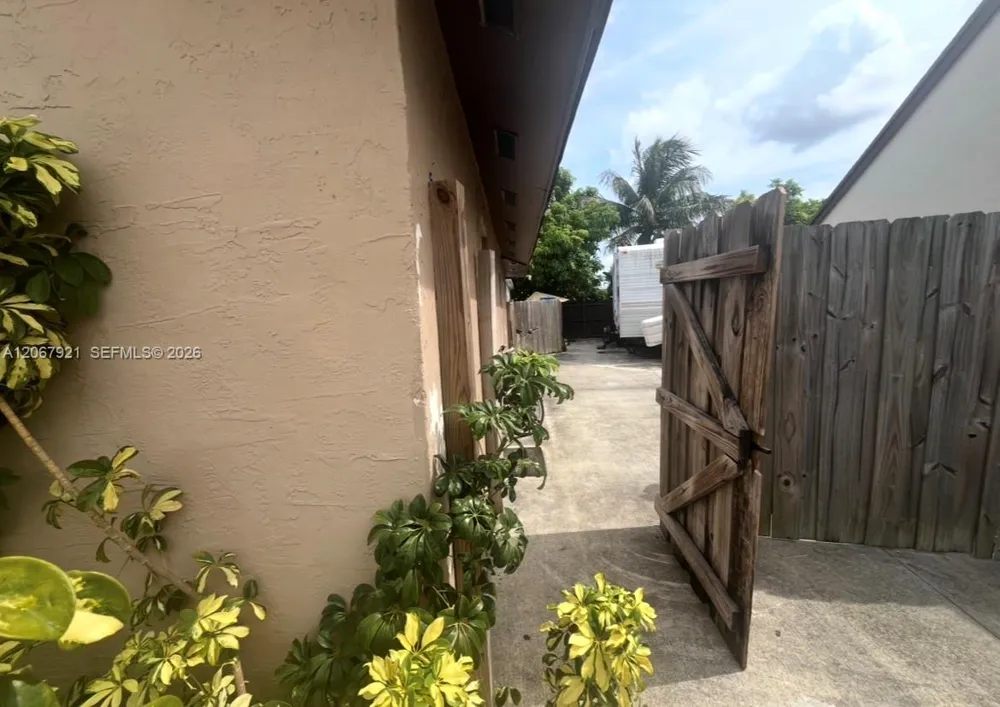 12242 SW 210th St Miami, FL 33177