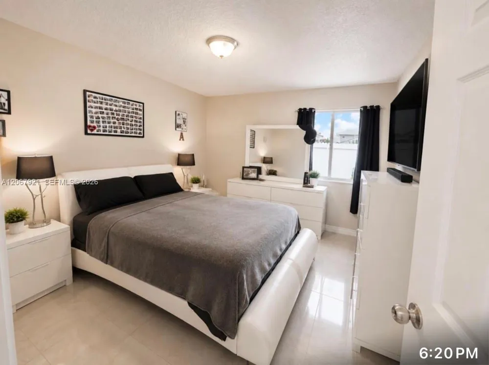 12242 SW 210th St Miami, FL 33177