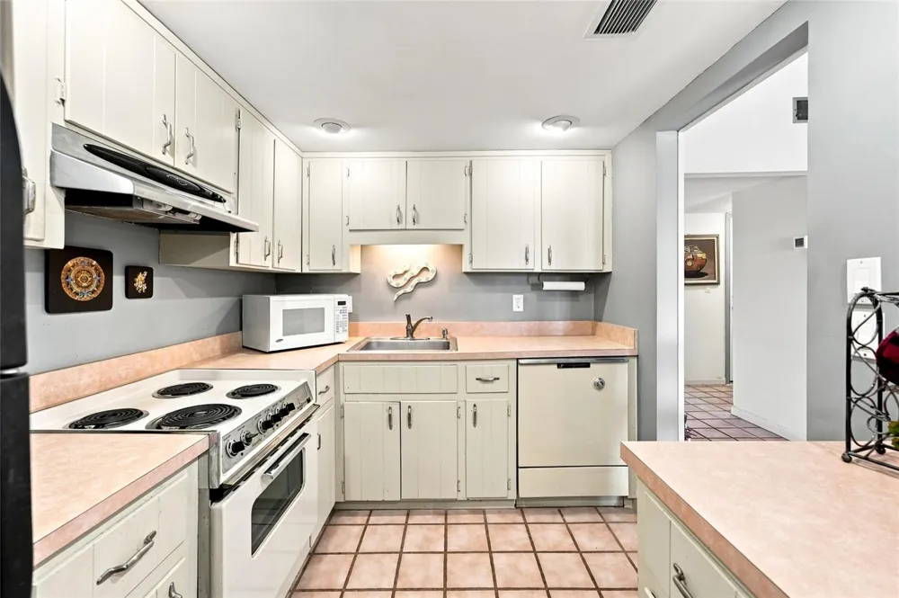 501 PLAZA SEVILLE COURT #2 Treasure Island, FL 33706