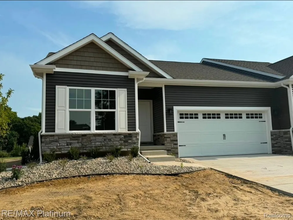 852 Oakwood Circle #42 Fenton City, MI 48430
