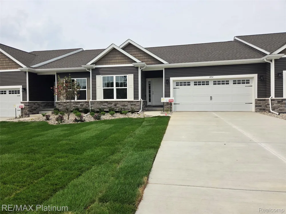 852 Oakwood Circle #42 Fenton City, MI 48430