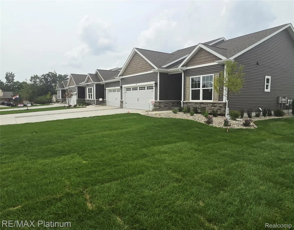 852 Oakwood Circle #42 Fenton City, MI 48430