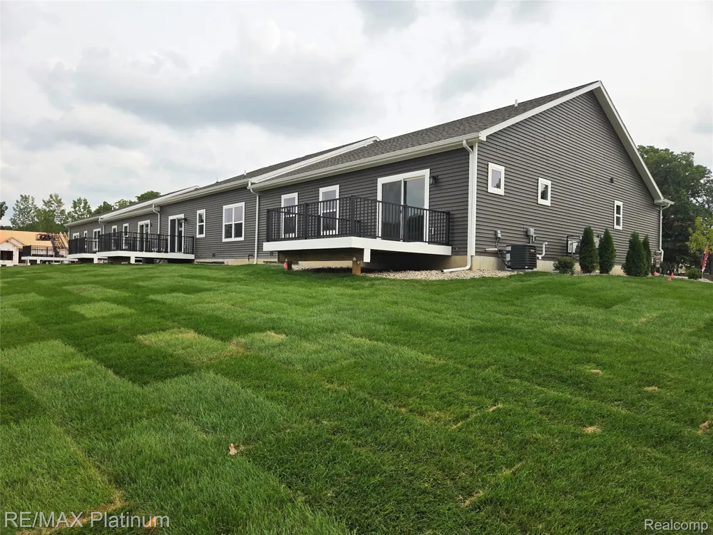 852 Oakwood Circle #42 Fenton City, MI 48430