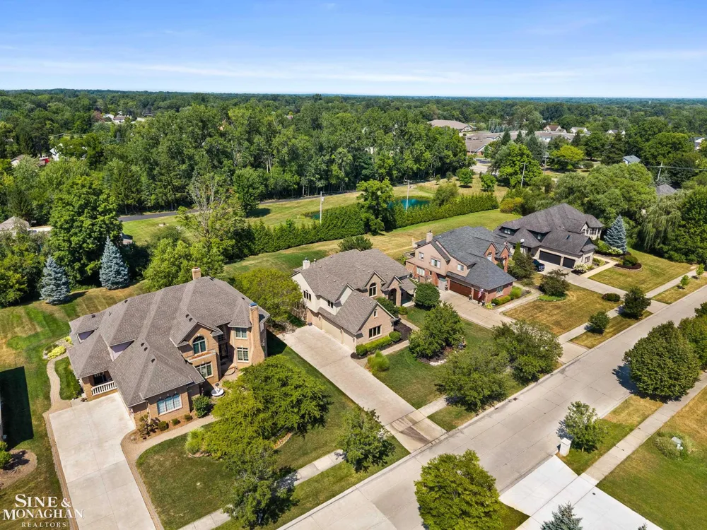 94 Ingram Drive Troy City, MI 48098
