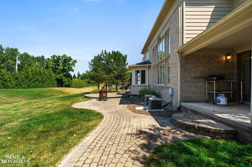 94 Ingram Drive Troy City, MI 48098