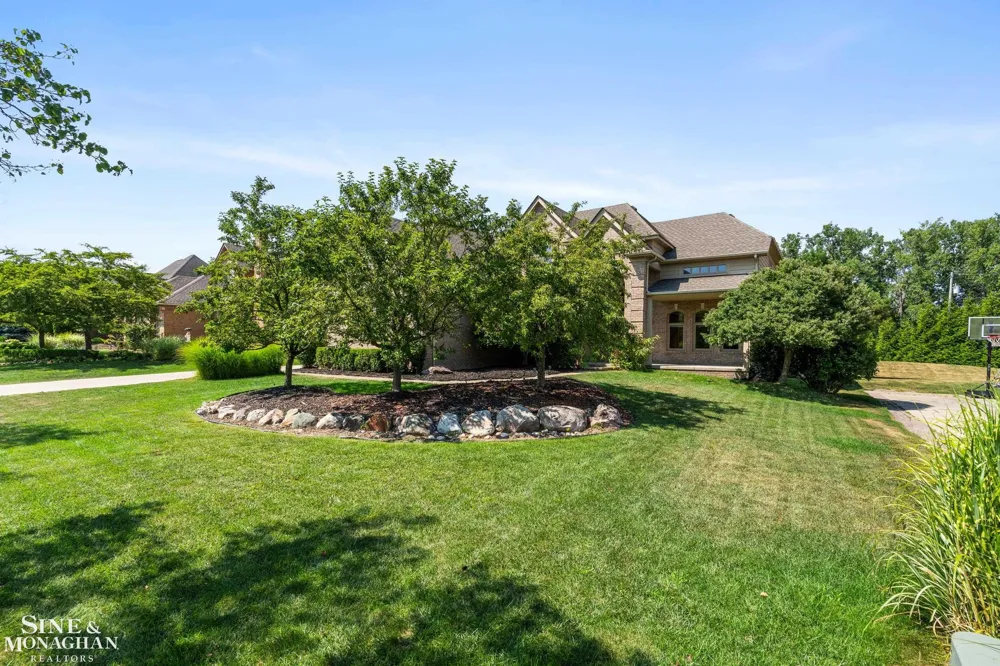 94 Ingram Drive Troy City, MI 48098