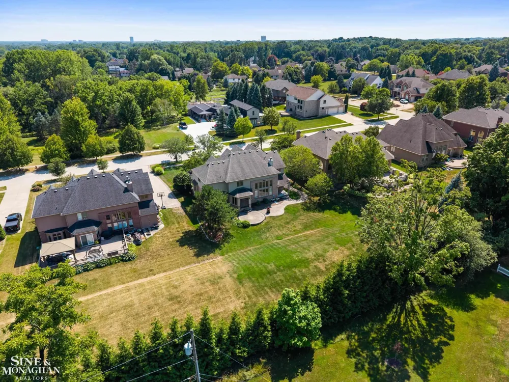 94 Ingram Drive Troy City, MI 48098