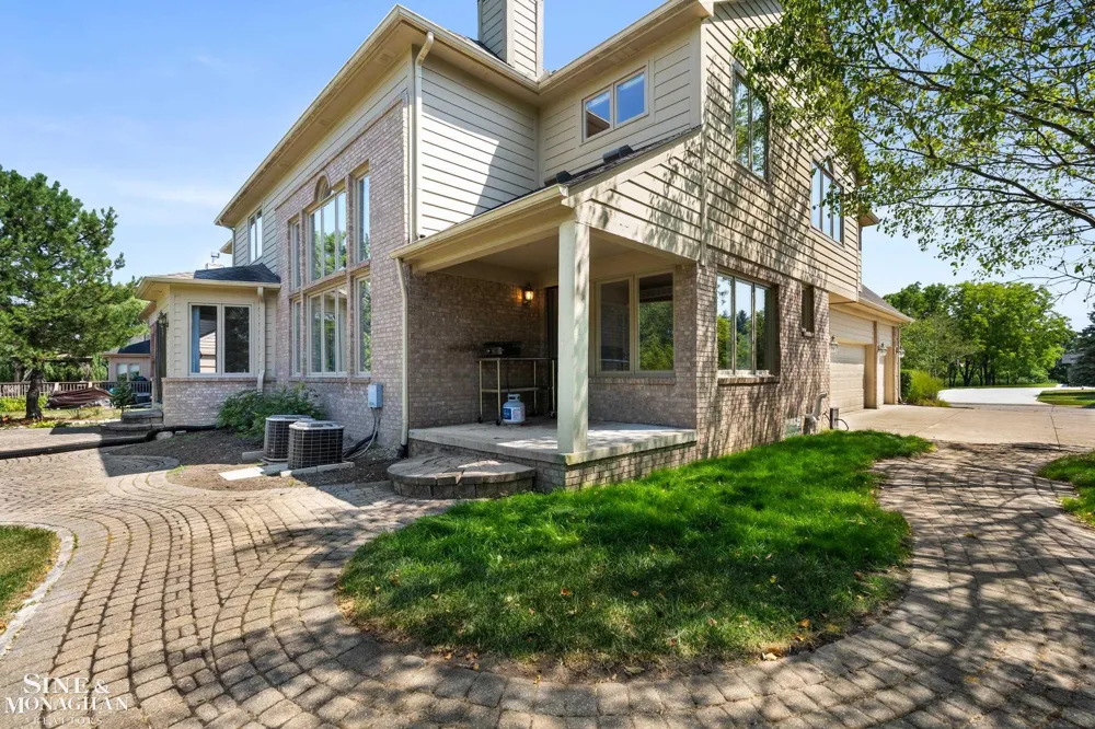94 Ingram Drive Troy City, MI 48098