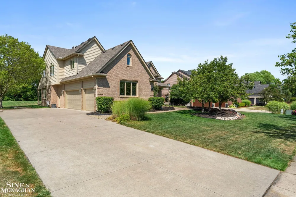 94 Ingram Drive Troy City, MI 48098