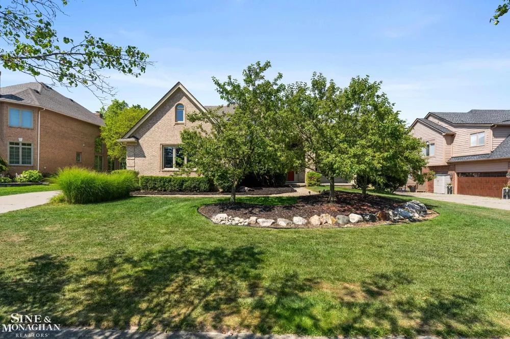 94 Ingram Drive Troy City, MI 48098