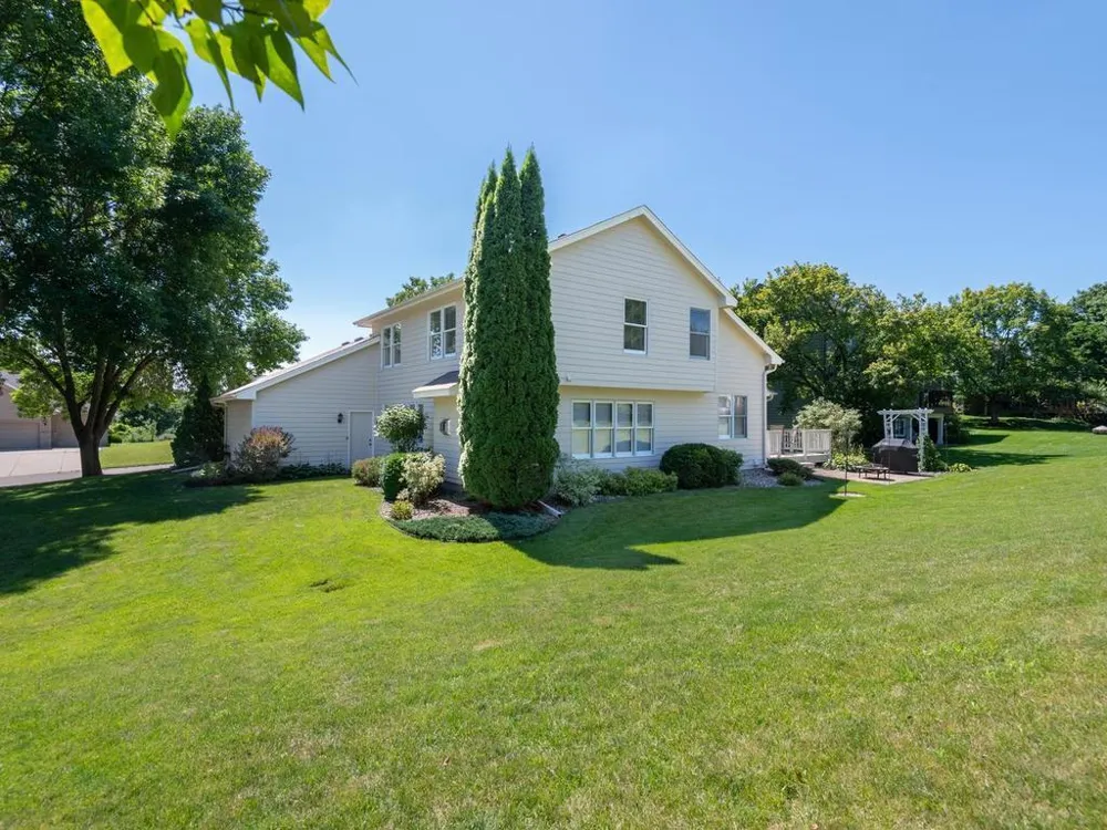 733 Ashley Drive Chaska, MN 55318