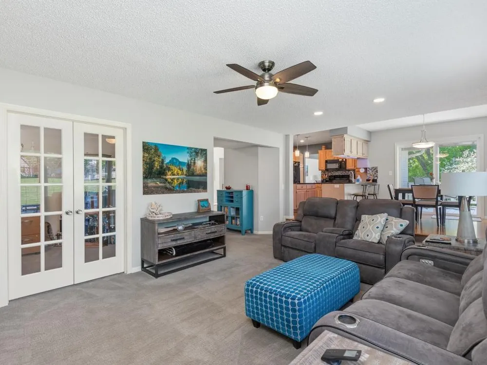 733 Ashley Drive Chaska, MN 55318
