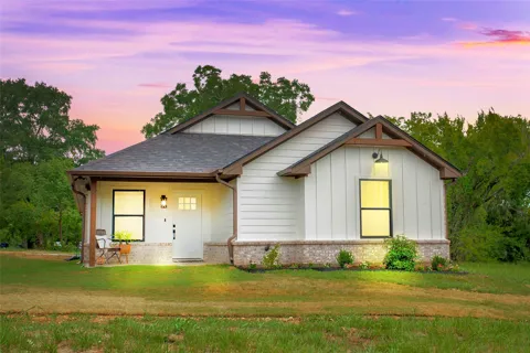 113 W Magnolia