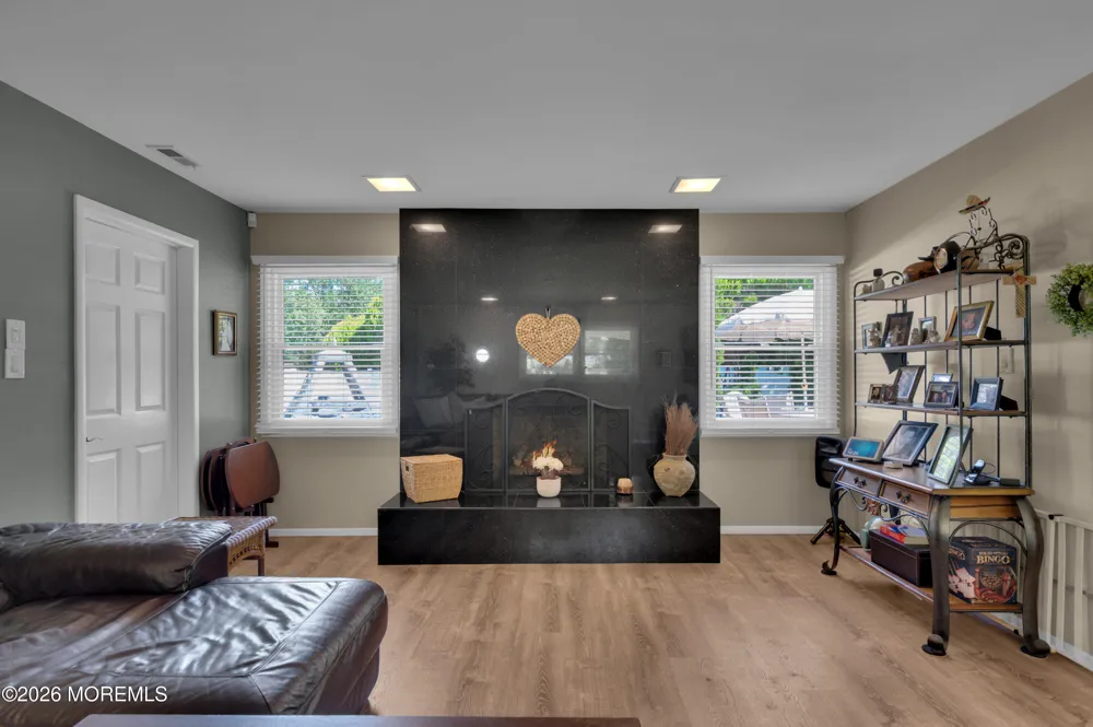 25 Ryan Road Manalapan, NJ 07726