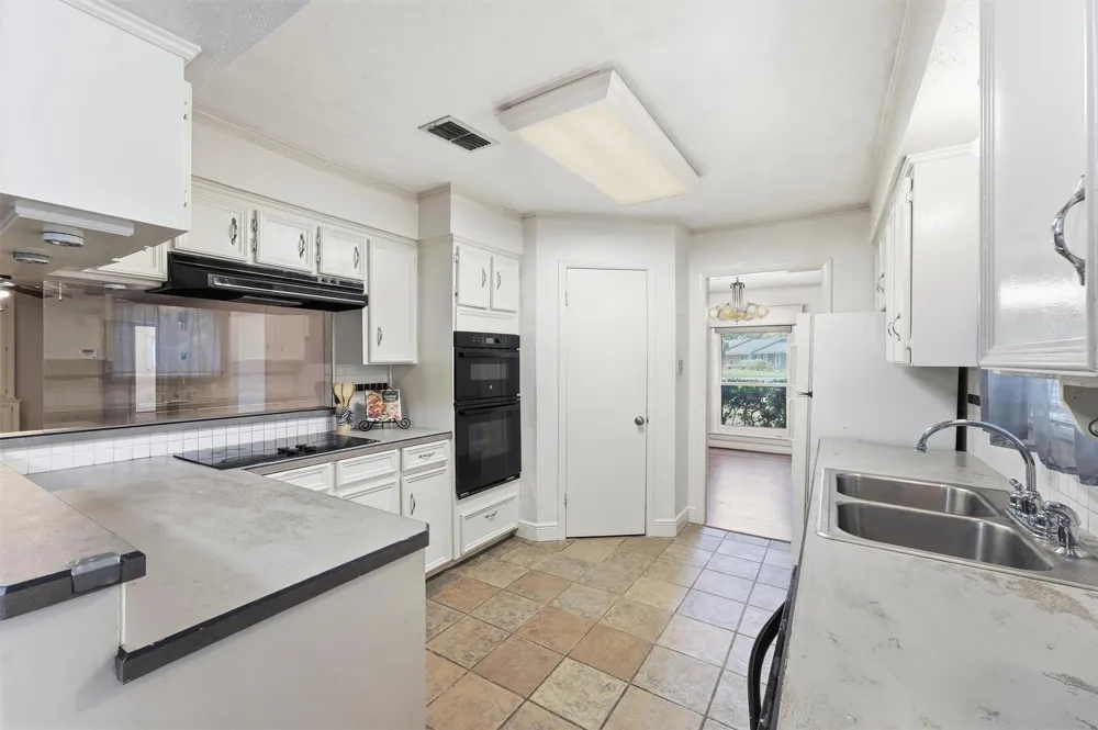 1327 Castle Hill Trail Kingwood, TX 77339