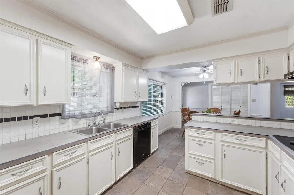 1327 Castle Hill Trail Kingwood, TX 77339