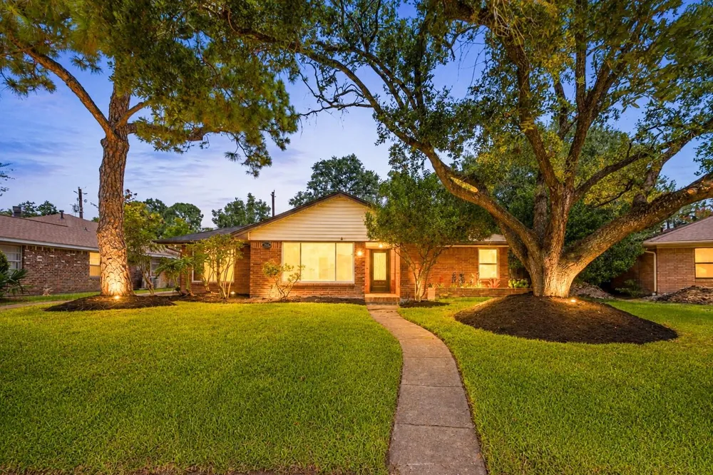 5262 Briarbend Drive Houston, TX 77096