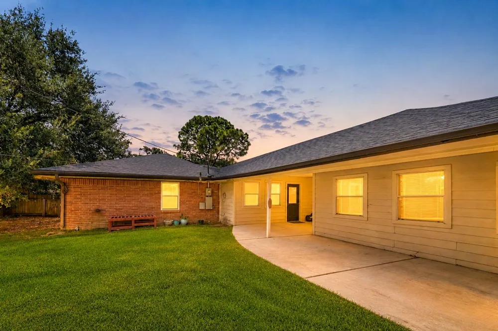 5262 Briarbend Drive Houston, TX 77096