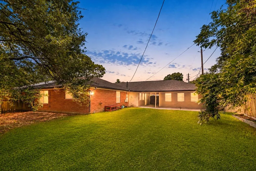 5262 Briarbend Drive Houston, TX 77096