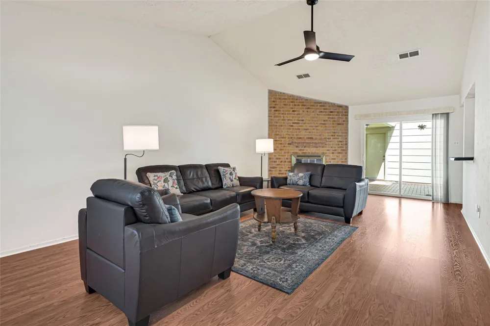 459 El Toro Lane Houston, TX 77598