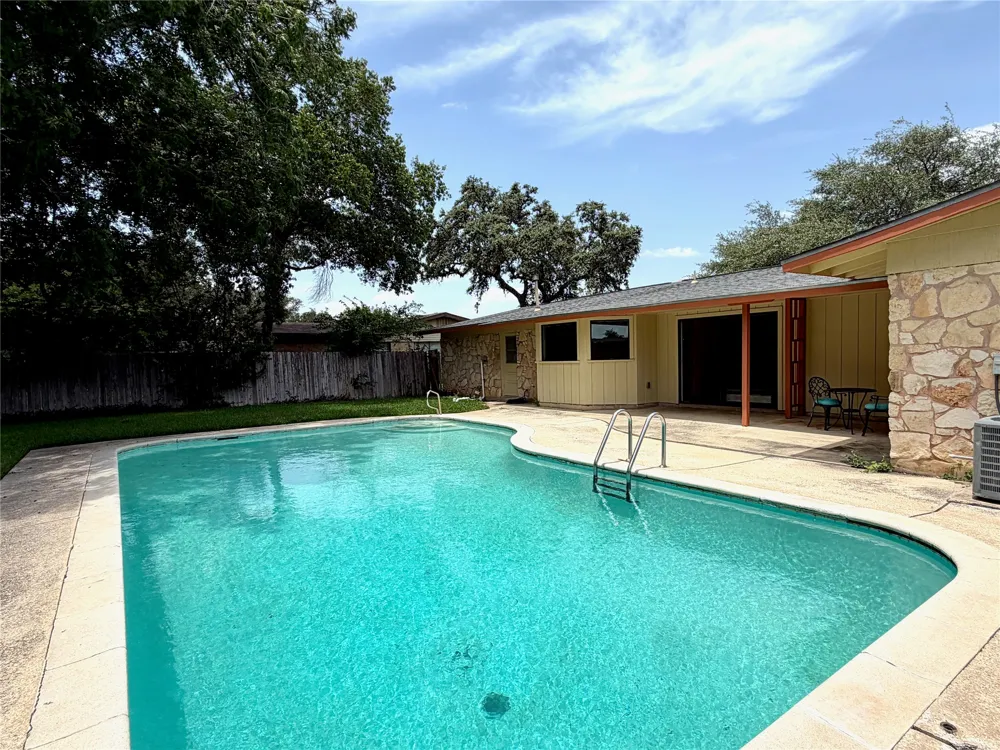 141 Oaklane Drive Universal City, TX 78148