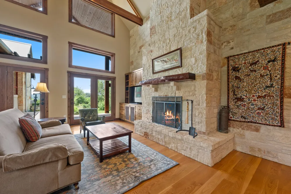 520 Holder Lane Dripping Springs, TX 78620