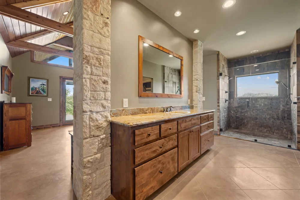 520 Holder Lane Dripping Springs, TX 78620