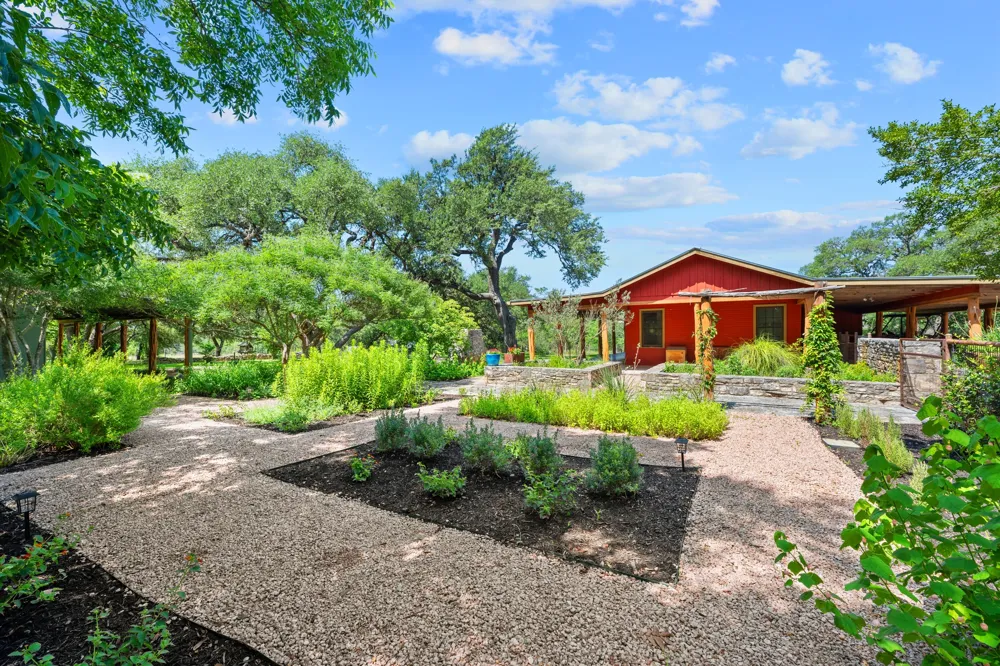 520 Holder Lane Dripping Springs, TX 78620