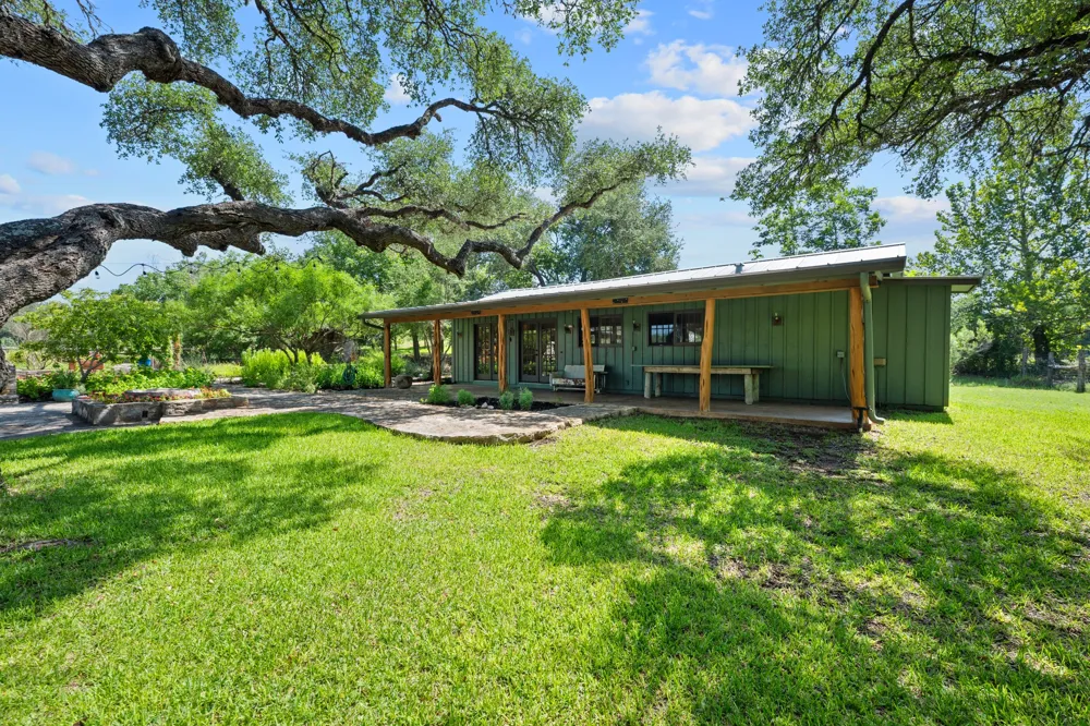 520 Holder Lane Dripping Springs, TX 78620