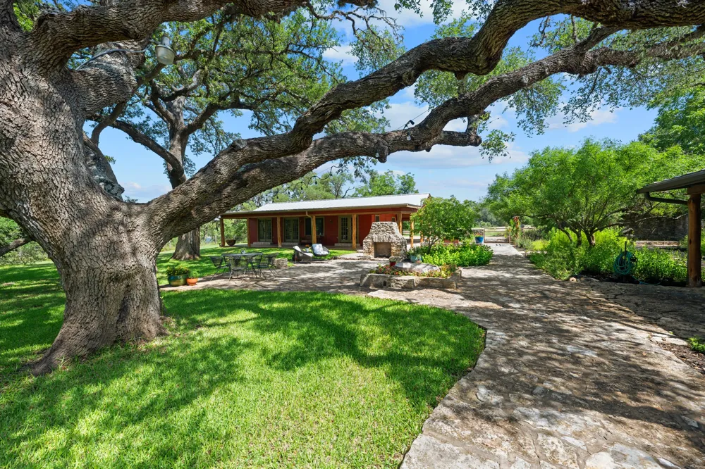 520 Holder Lane Dripping Springs, TX 78620