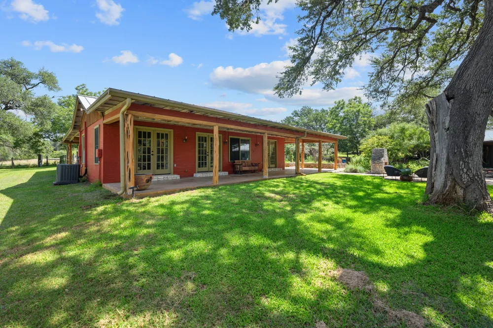 520 Holder Lane Dripping Springs, TX 78620