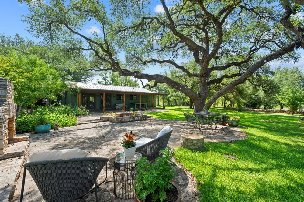 520 Holder Lane Dripping Springs, TX 78620