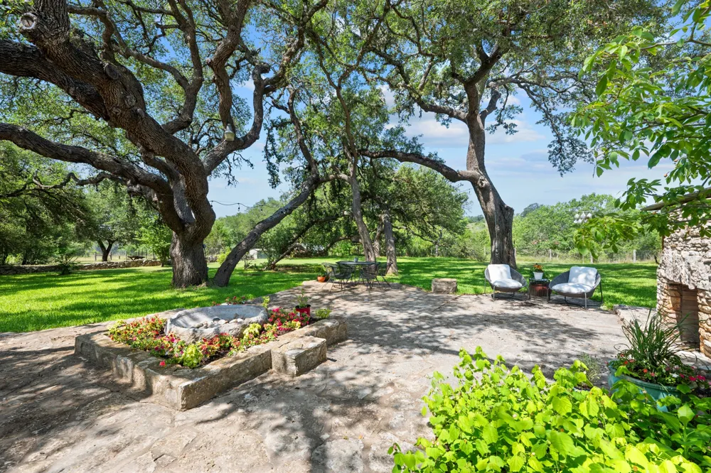 520 Holder Lane Dripping Springs, TX 78620