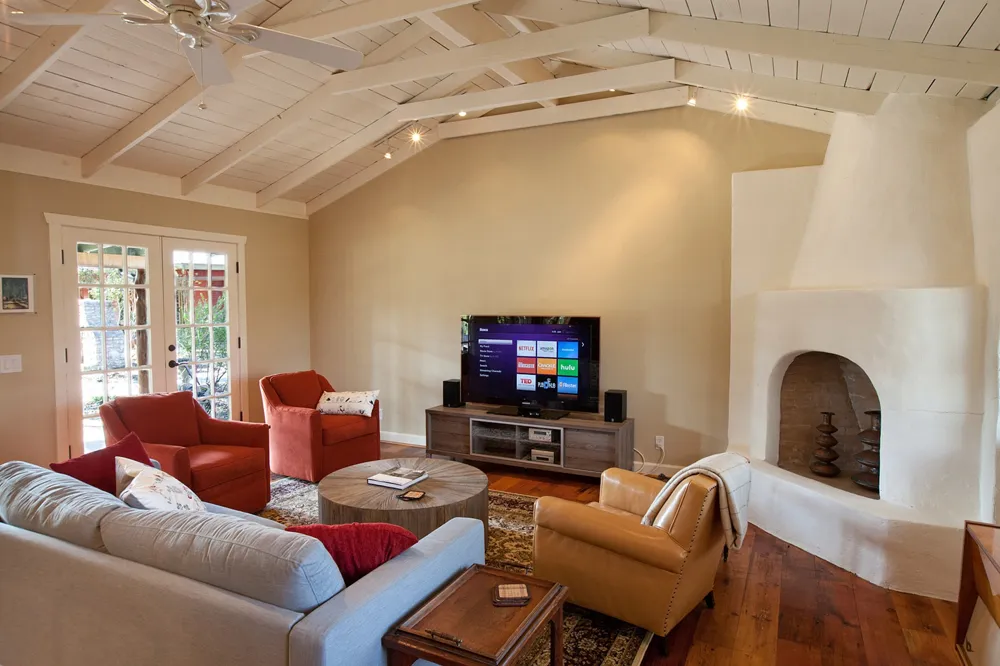 520 Holder Lane Dripping Springs, TX 78620