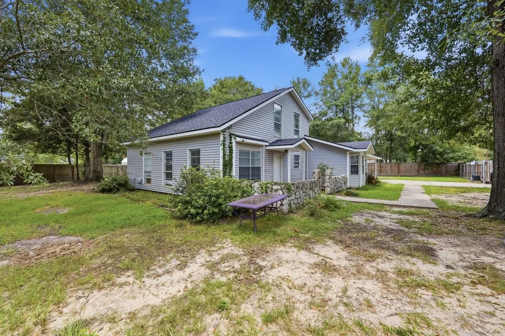 415 County Road 758 Buna, TX 77612