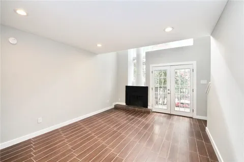 1600 West Avenue #24