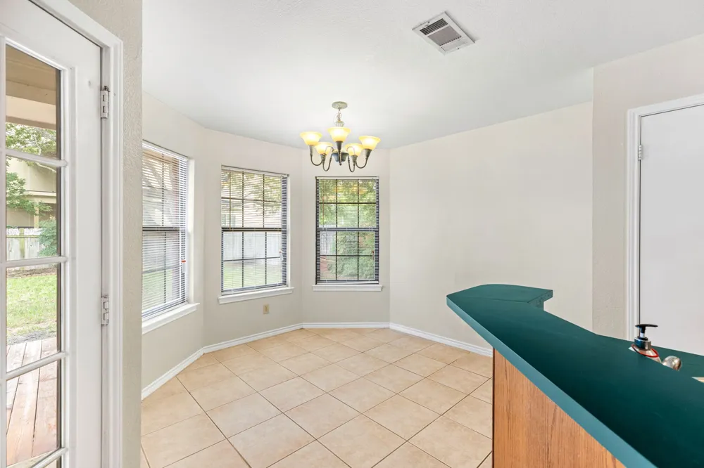 1502 Oak Knoll Lane Lockhart, TX 78644