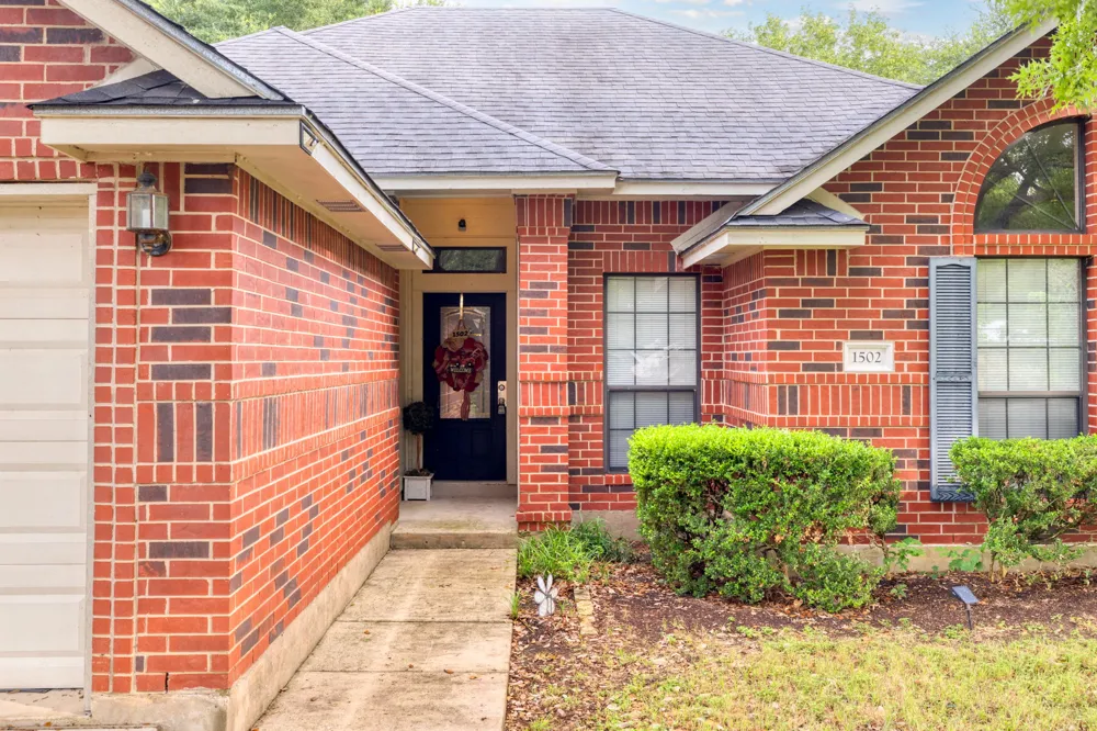 1502 Oak Knoll Lane Lockhart, TX 78644