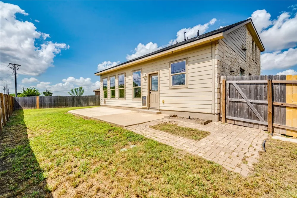 484 Travertine Trail Buda, TX 78610