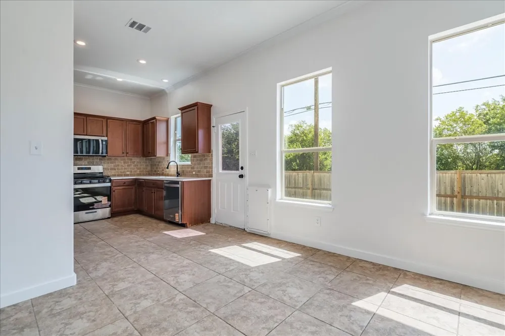 484 Travertine Trail Buda, TX 78610
