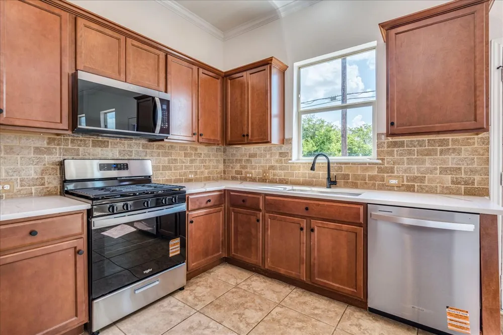 484 Travertine Trail Buda, TX 78610