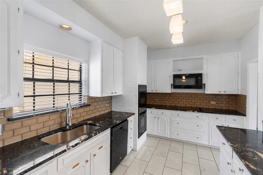 634 Broken Hills Horseshoe Bay, TX 78657