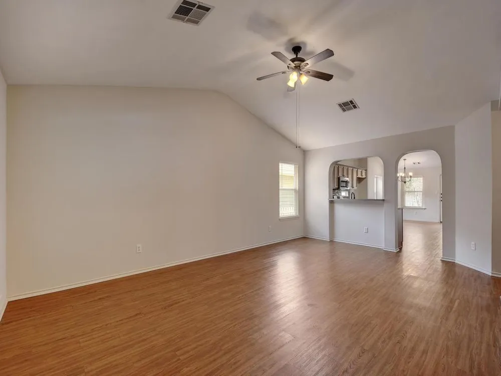 136 Strawn Kyle, TX 78640