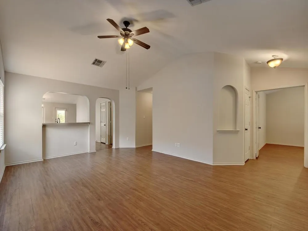 136 Strawn Kyle, TX 78640